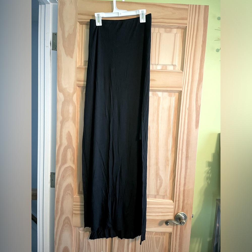 Skirt with high slits on both sides